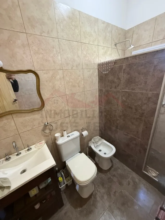 Casa 1 dorm. Con pileta - Calle 60 N° 1456 e/ Las Tropas y 135, Barrio Parque.
