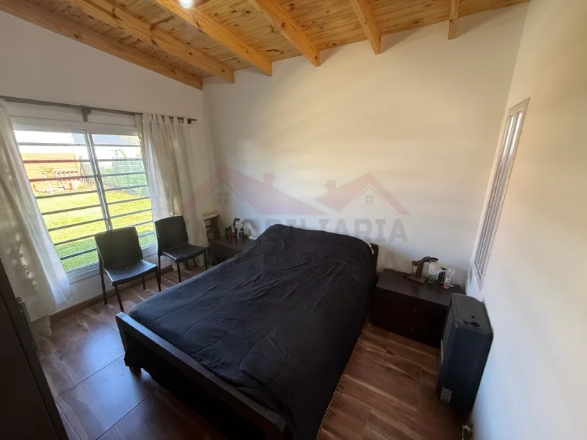Casa 1 dorm. Con pileta - Calle 60 N° 1456 e/ Las Tropas y 135, Barrio Parque.