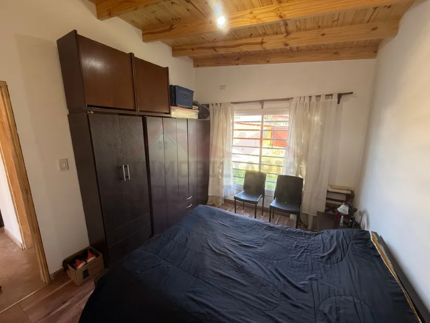 Casa 1 dorm. Con pileta - Calle 60 N° 1456 e/ Las Tropas y 135, Barrio Parque.