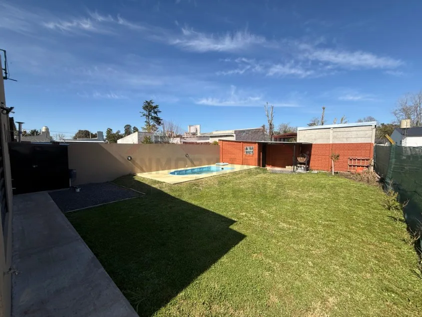 Casa 1 dorm. Con pileta - Calle 60 N° 1456 e/ Las Tropas y 135, Barrio Parque.