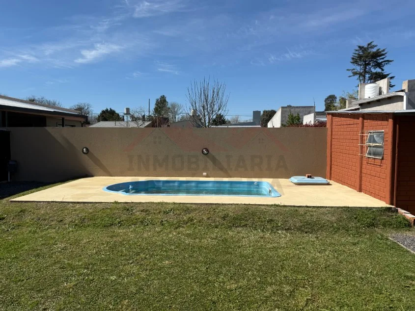Casa 1 dorm. Con pileta - Calle 60 N° 1456 e/ Las Tropas y 135, Barrio Parque.
