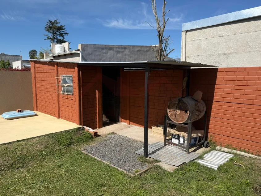 Casa 1 dorm. Con pileta - Calle 60 N° 1456 e/ Las Tropas y 135, Barrio Parque.