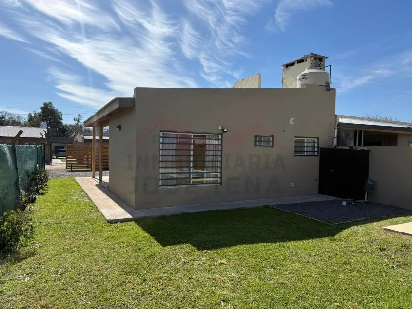 Casa 1 dorm. Con pileta - Calle 60 N° 1456 e/ Las Tropas y 135, Barrio Parque.
