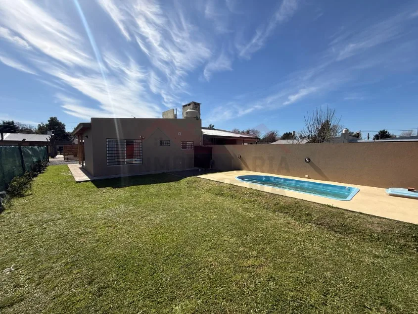 Casa 1 dorm. Con pileta - Calle 60 N° 1456 e/ Las Tropas y 135, Barrio Parque.