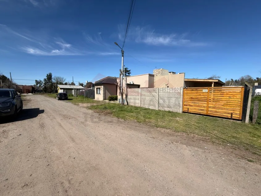 Casa 1 dorm. Con pileta - Calle 60 N° 1456 e/ Las Tropas y 135, Barrio Parque.