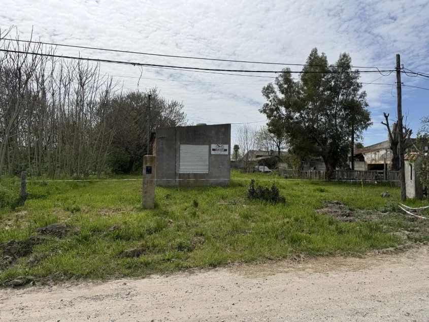 Lote de 1.125 m2 con Casa monoambiente - Calle 28 e/ Paso y Moreno. A 1 cuadra de Avenida 9 de Julio.