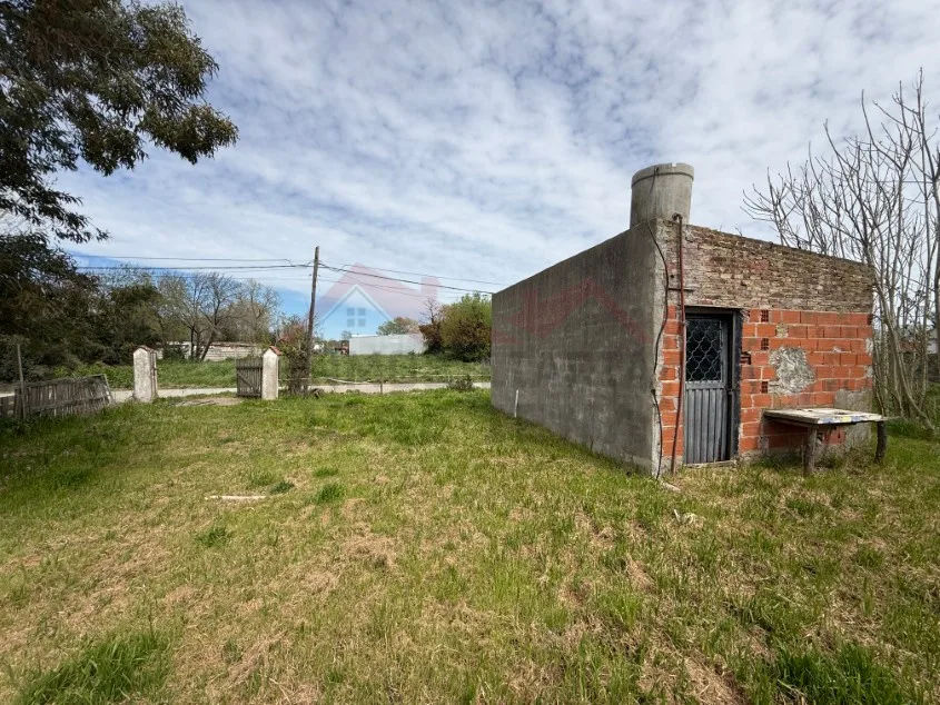 Lote de 1.125 m2 con Casa monoambiente - Calle 28 e/ Paso y Moreno. A 1 cuadra de Avenida 9 de Julio.