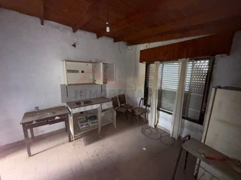 Lote de 1.125 m2 con Casa monoambiente - Calle 28 e/ Paso y Moreno. A 1 cuadra de Avenida 9 de Julio.