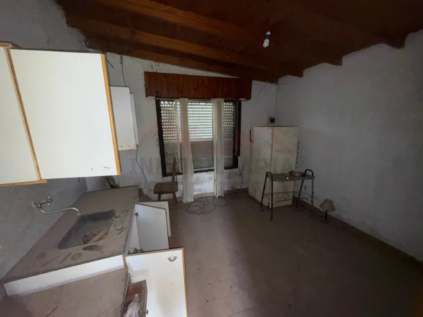 Lote de 1.125 m2 con Casa monoambiente - Calle 28 e/ Paso y Moreno. A 1 cuadra de Avenida 9 de Julio.
