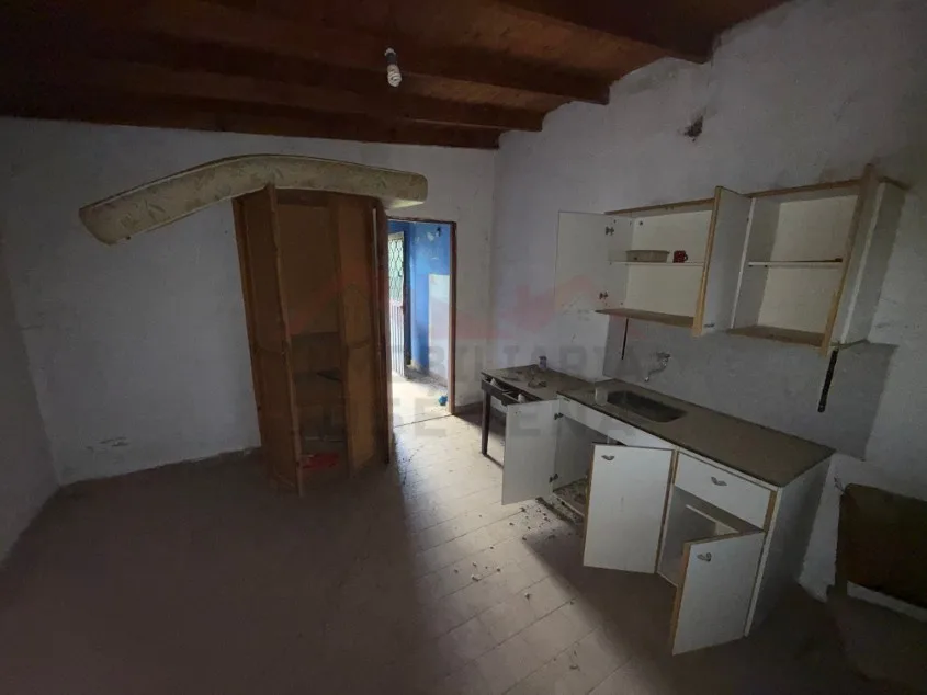 Lote de 1.125 m2 con Casa monoambiente - Calle 28 e/ Paso y Moreno. A 1 cuadra de Avenida 9 de Julio.