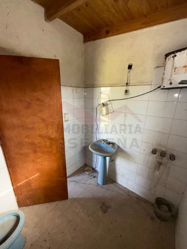 Lote de 1.125 m2 con Casa monoambiente - Calle 28 e/ Paso y Moreno. A 1 cuadra de Avenida 9 de Julio.