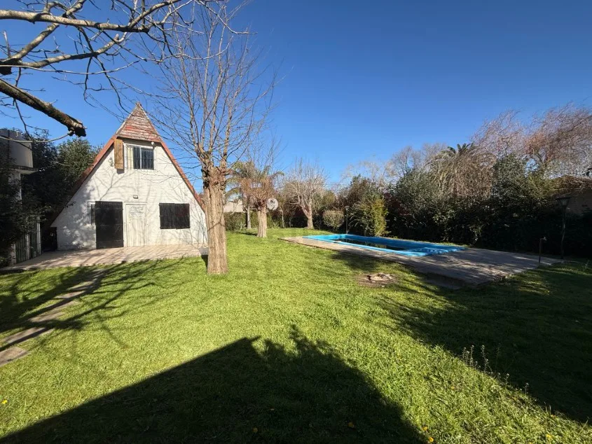 Casa 2 dorm. Con amplio patio y pileta. - Calle 127 e/ 56 y 58, Barrio Parque.