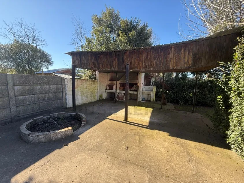 Casa 2 dorm. Con amplio patio y pileta. - Calle 127 e/ 56 y 58, Barrio Parque.