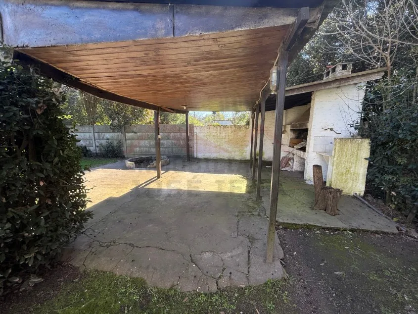 Casa 2 dorm. Con amplio patio y pileta. - Calle 127 e/ 56 y 58, Barrio Parque.