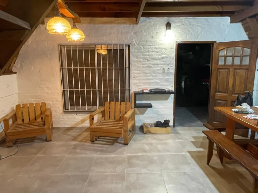Casa 2 dorm. Con amplio patio y pileta. - Calle 127 e/ 56 y 58, Barrio Parque.