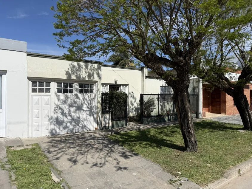 Casa 2 dorm. Dentro de avenidas principales. - Calle Paso N° 1148 e/ Avenida 9 de Julio y Posadas