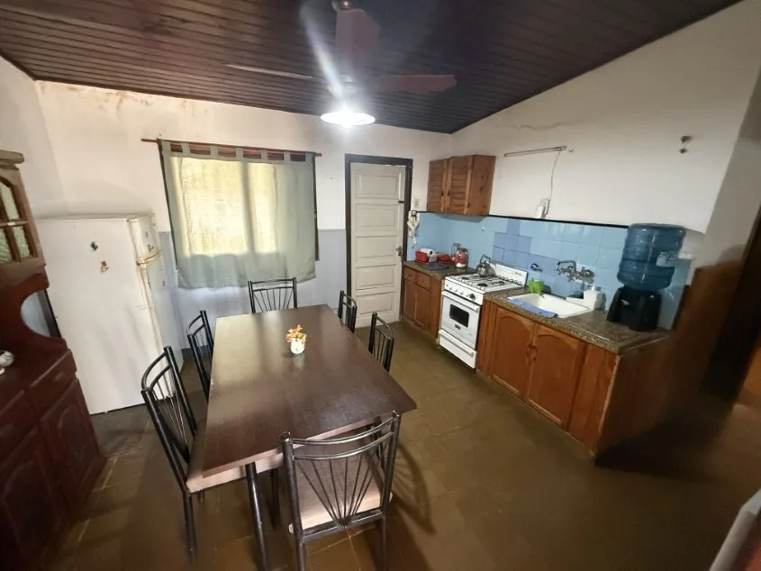 Casa 2 dorm. Dentro de avenidas principales. - Calle Paso N° 1148 e/ Avenida 9 de Julio y Posadas