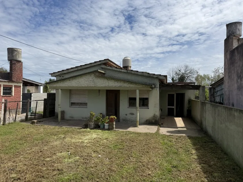 Casa 2 dorm. - Calle 121 e/ Avenida 25 de Mayo y 50. A media cuadra de Avenida principal.