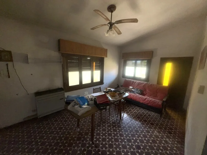 Casa 2 dorm. - Calle 121 e/ Avenida 25 de Mayo y 50. A media cuadra de Avenida principal.