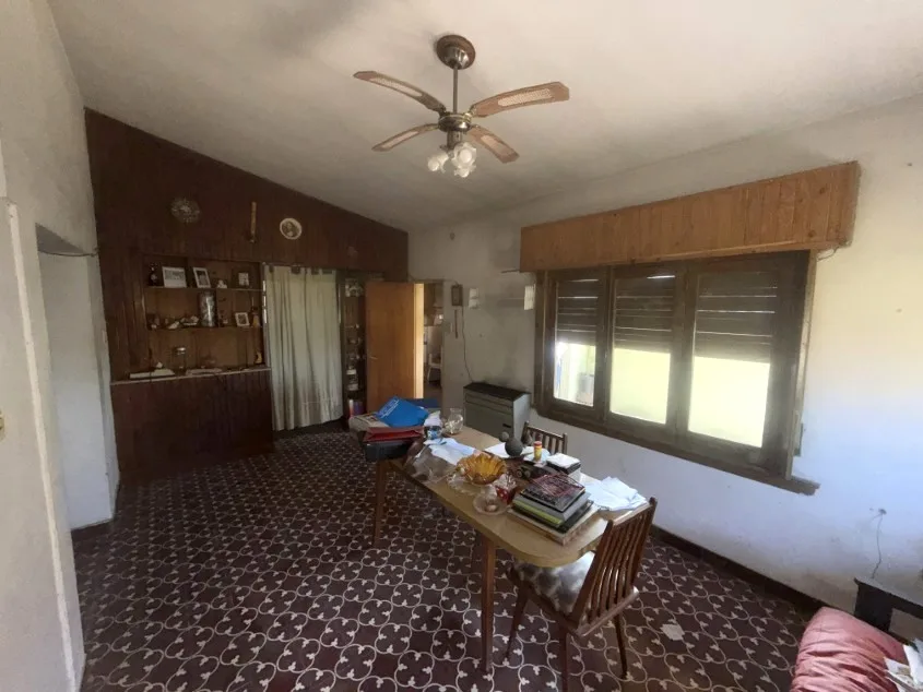 Casa 2 dorm. - Calle 121 e/ Avenida 25 de Mayo y 50. A media cuadra de Avenida principal.