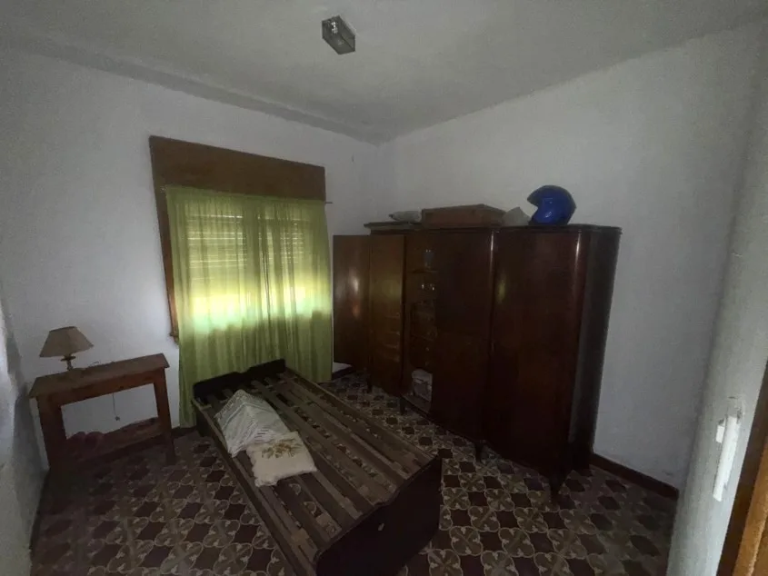 Casa 2 dorm. - Calle 121 e/ Avenida 25 de Mayo y 50. A media cuadra de Avenida principal.