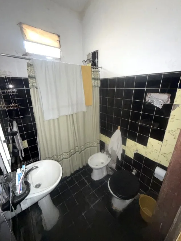 Casa 2 dorm. - Calle 121 e/ Avenida 25 de Mayo y 50. A media cuadra de Avenida principal.