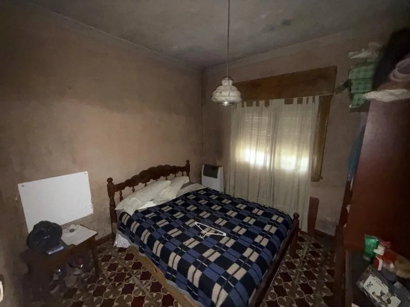 Casa 2 dorm. - Calle 121 e/ Avenida 25 de Mayo y 50. A media cuadra de Avenida principal.