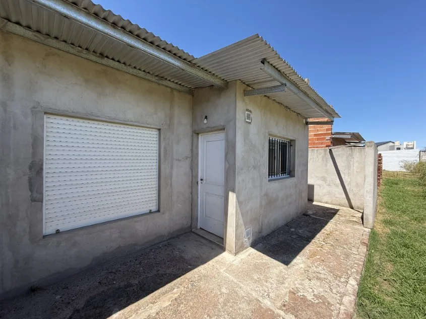 Departamento 1 dorm. - Calle Rivadavia e/ 27 y 29. A una cuadra de Avenida España.