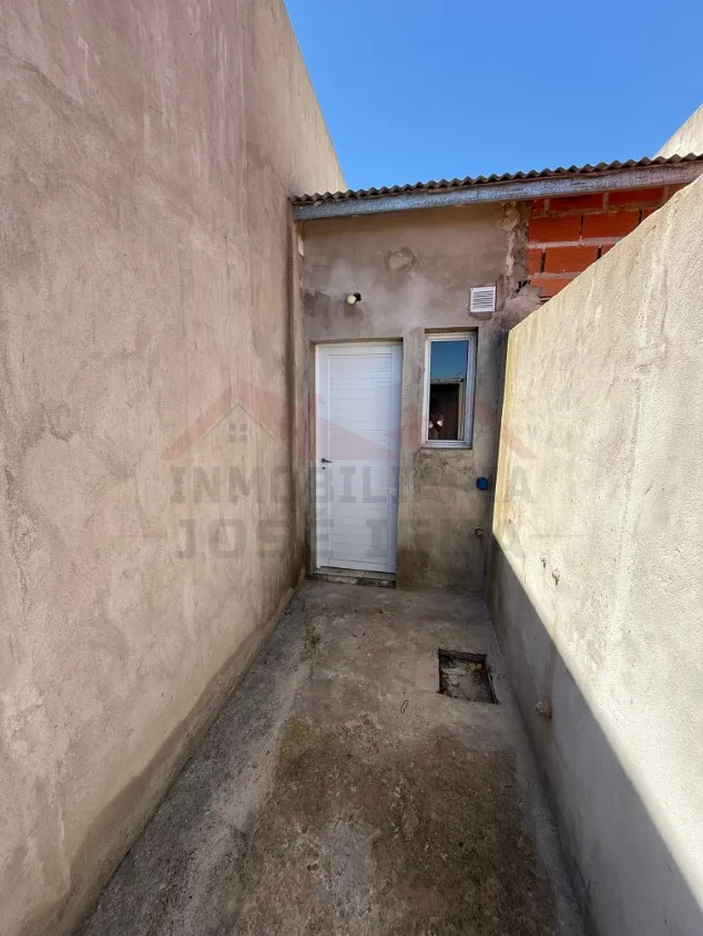 Departamento 1 dorm. - Calle Rivadavia e/ 27 y 29. A una cuadra de Avenida España.
