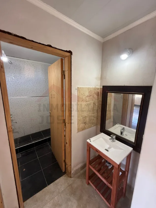 Departamento 1 dorm. - Calle Rivadavia e/ 27 y 29. A una cuadra de Avenida España.