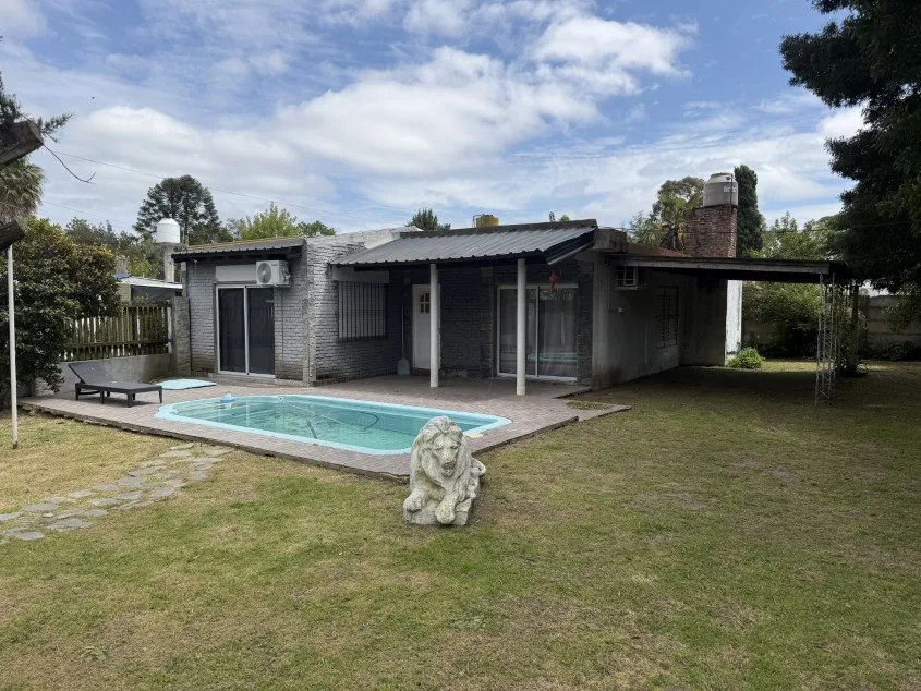 Casa 2 dorm. Con pileta y amueblada. - Calle 139 N° 1346 e/ 70 y 72, Barrio La Carolina.