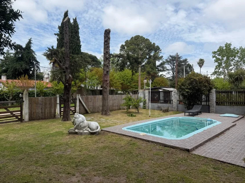 Casa 2 dorm. Con pileta y amueblada. - Calle 139 N° 1346 e/ 70 y 72, Barrio La Carolina.