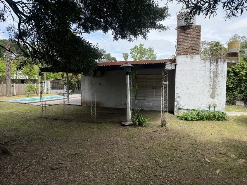 Casa 2 dorm. Con pileta y amueblada. - Calle 139 N° 1346 e/ 70 y 72, Barrio La Carolina.