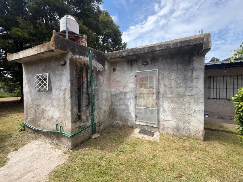 Casa 2 dorm. Con pileta y amueblada. - Calle 139 N° 1346 e/ 70 y 72, Barrio La Carolina.