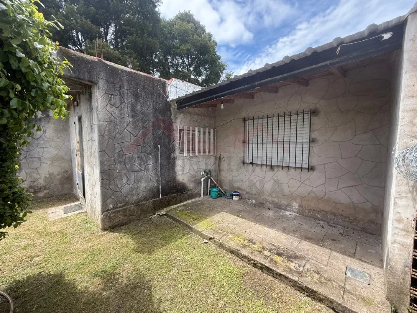 Casa 2 dorm. Con pileta y amueblada. - Calle 139 N° 1346 e/ 70 y 72, Barrio La Carolina.