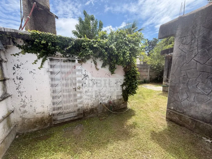 Casa 2 dorm. Con pileta y amueblada. - Calle 139 N° 1346 e/ 70 y 72, Barrio La Carolina.