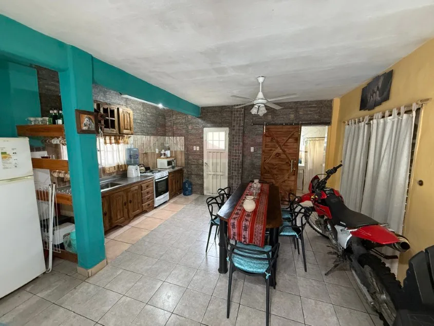 Casa 2 dorm. Con pileta y amueblada. - Calle 139 N° 1346 e/ 70 y 72, Barrio La Carolina.