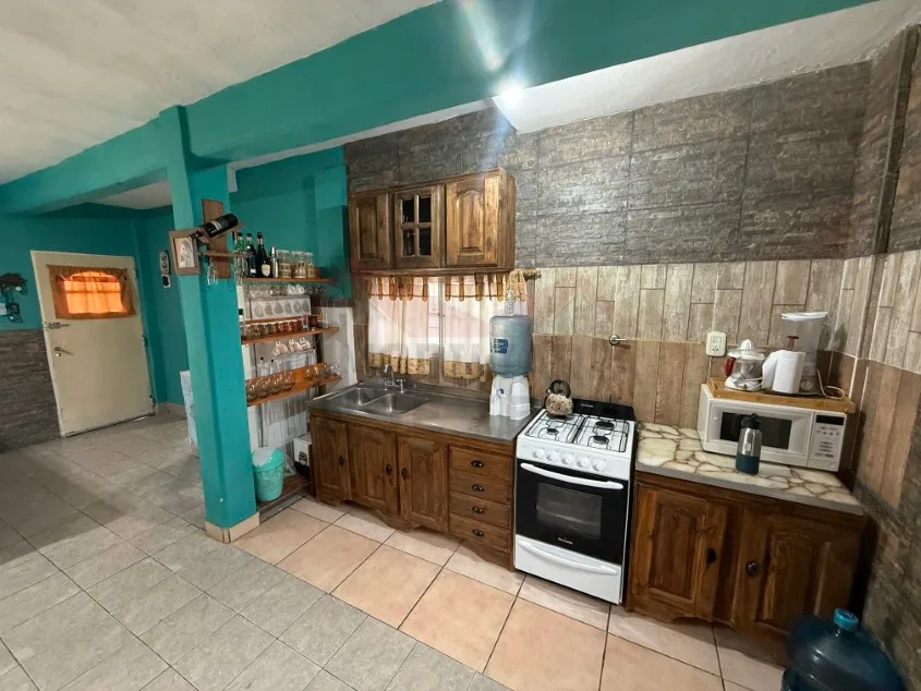 Casa 2 dorm. Con pileta y amueblada. - Calle 139 N° 1346 e/ 70 y 72, Barrio La Carolina.