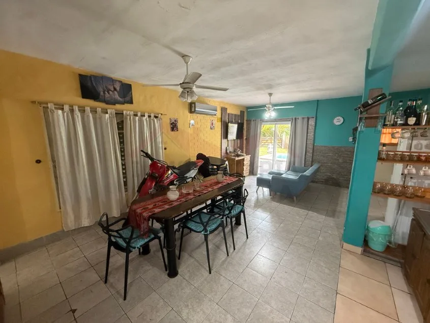 Casa 2 dorm. Con pileta y amueblada. - Calle 139 N° 1346 e/ 70 y 72, Barrio La Carolina.
