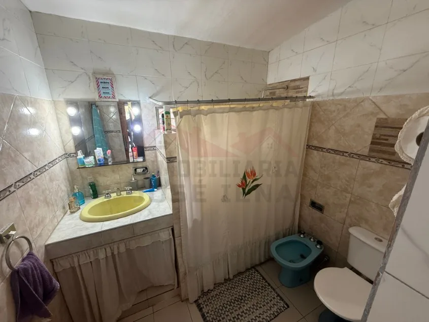 Casa 2 dorm. Con pileta y amueblada. - Calle 139 N° 1346 e/ 70 y 72, Barrio La Carolina.