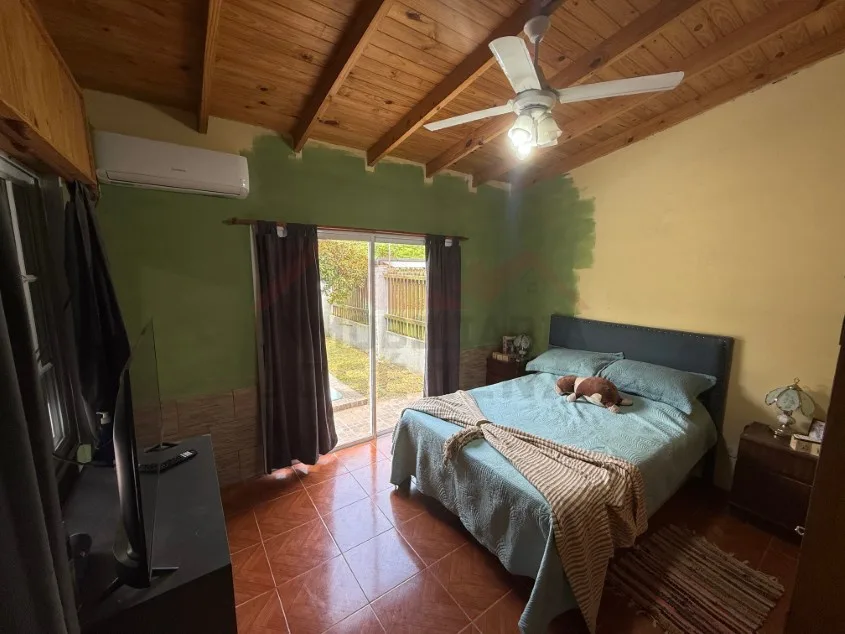 Casa 2 dorm. Con pileta y amueblada. - Calle 139 N° 1346 e/ 70 y 72, Barrio La Carolina.