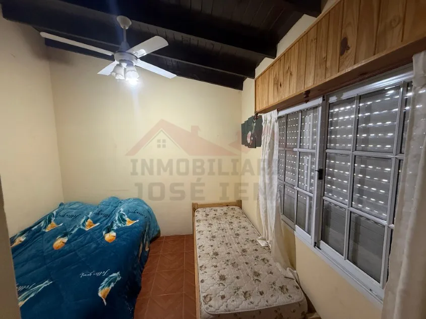 Casa 2 dorm. Con pileta y amueblada. - Calle 139 N° 1346 e/ 70 y 72, Barrio La Carolina.