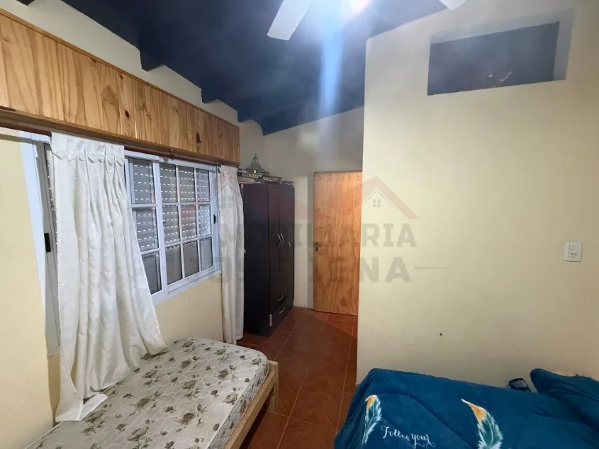 Casa 2 dorm. Con pileta y amueblada. - Calle 139 N° 1346 e/ 70 y 72, Barrio La Carolina.