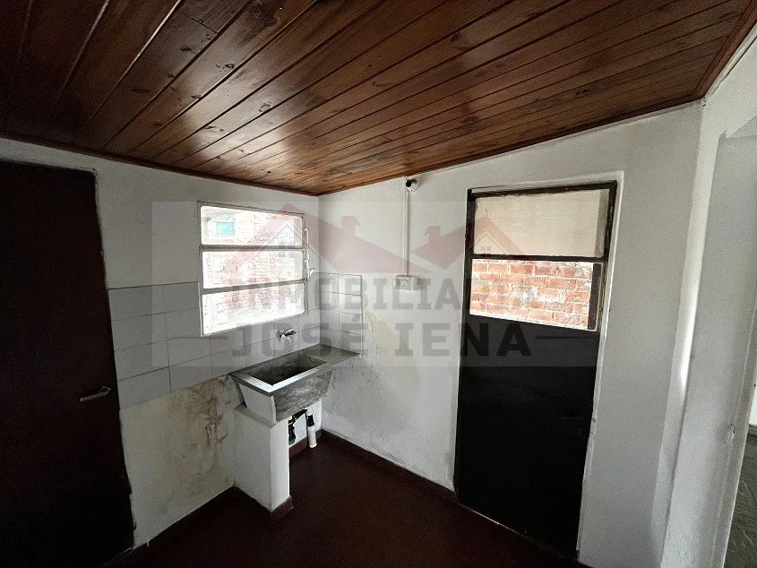 Departamento Monoambiente con cocina separada y patio. - Avenida 25 de Mayo e/ Laprida y Tomás Guido.