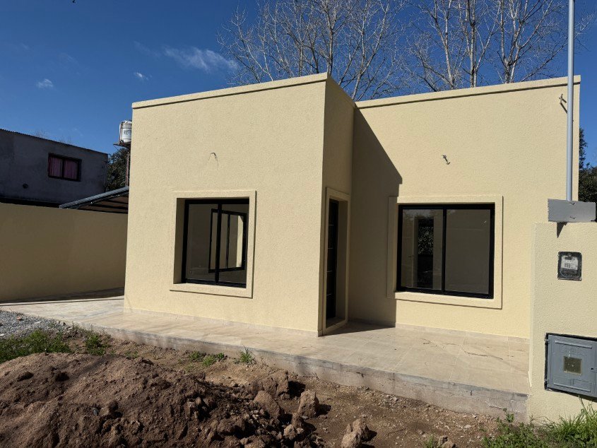 Casa 2 dorm. A estrenar!. - Calle 121 e/ 60 y 62. Zona cercana a Barrio Parque.