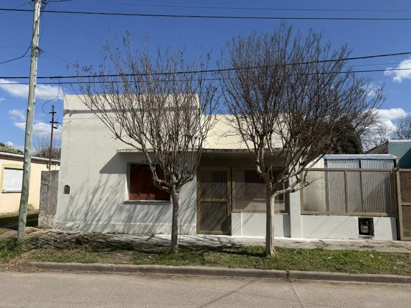 Casa 2 dorm. Dentro de Avenidas principales. - Calle Vieytes N° 548 e/ Las Heras e/ Hipólito Irigoyen.