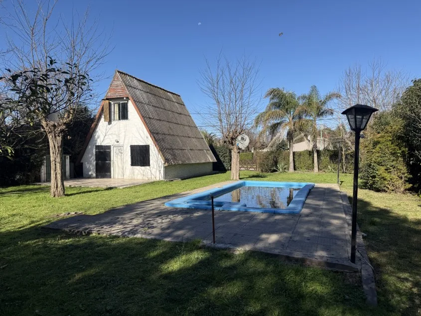 Casa 2 dorm. Con amplio patio y pileta. - Calle 127 e/ 56 y 58, Barrio Parque.