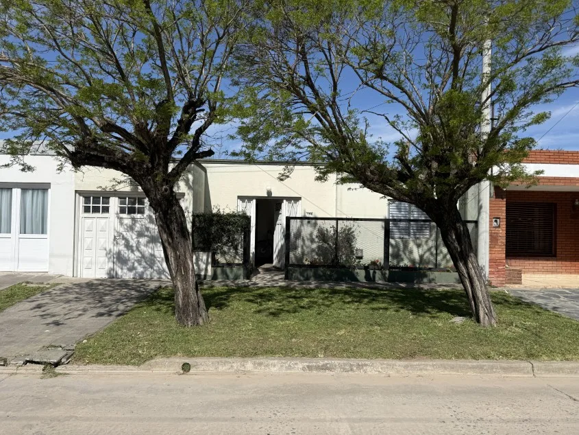 Casa 2 dorm. Dentro de avenidas principales. - Calle Paso N° 1148 e/ Avenida 9 de Julio y Posadas
